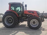 Ťažký traktor s výkonom 240 k s predným vývodovým hriadeľom