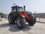 Úžitkový traktor Predný vývodový hriadeľ Farmársky traktor s výkonom 240 hp